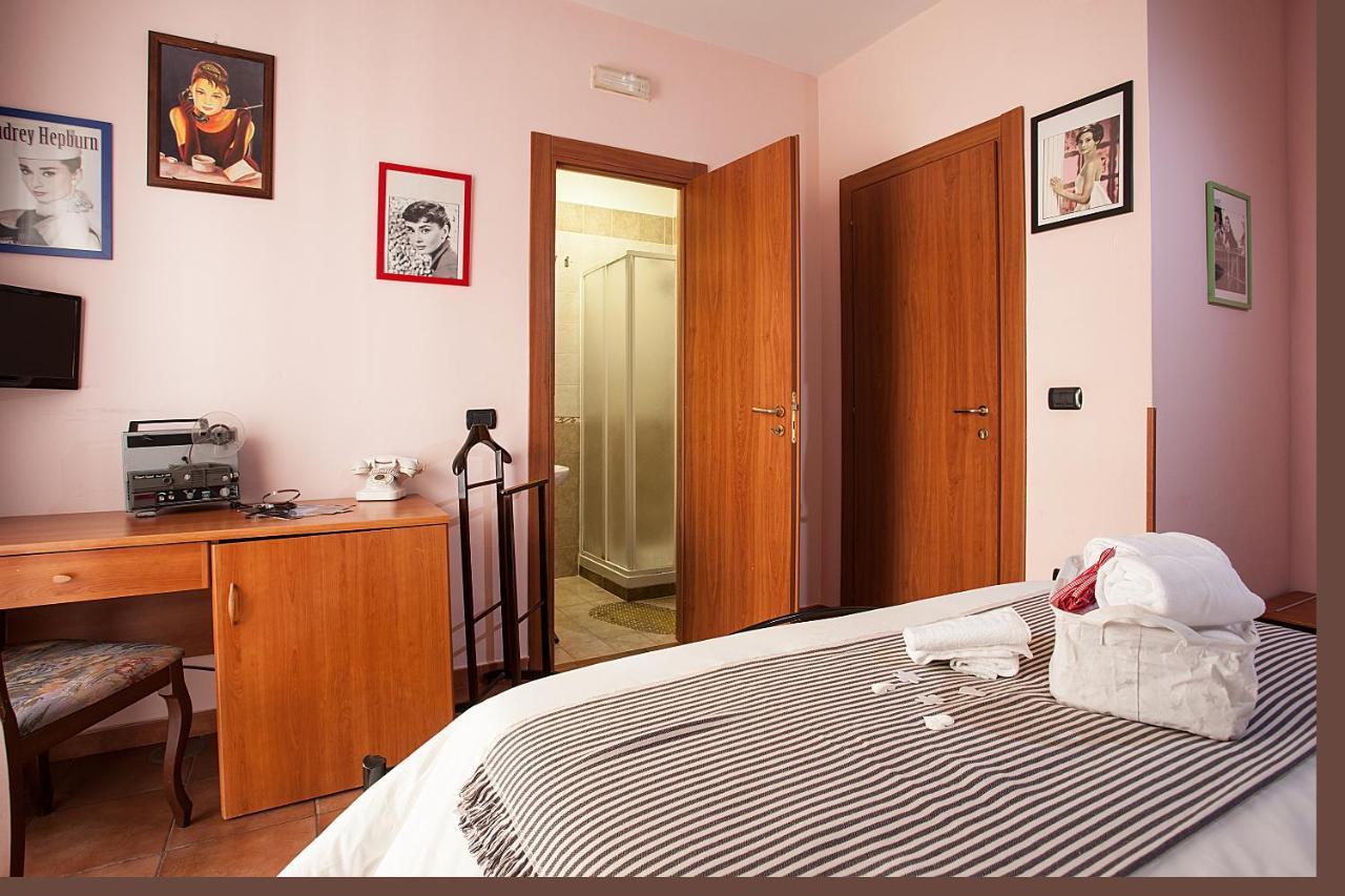 Hotel Cineholiday Neapol Zewnętrze zdjęcie